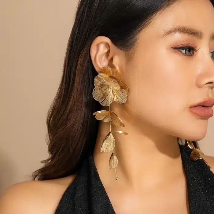 IngeSight.Z – boucles d'oreilles élégantes à grandes fleurs pour femmes, pendentif classique en forme de pétale de couleur or, bijoux de fête, 2024 1