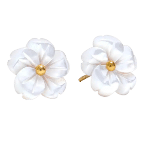 Boucle d'oreille fleur blanche