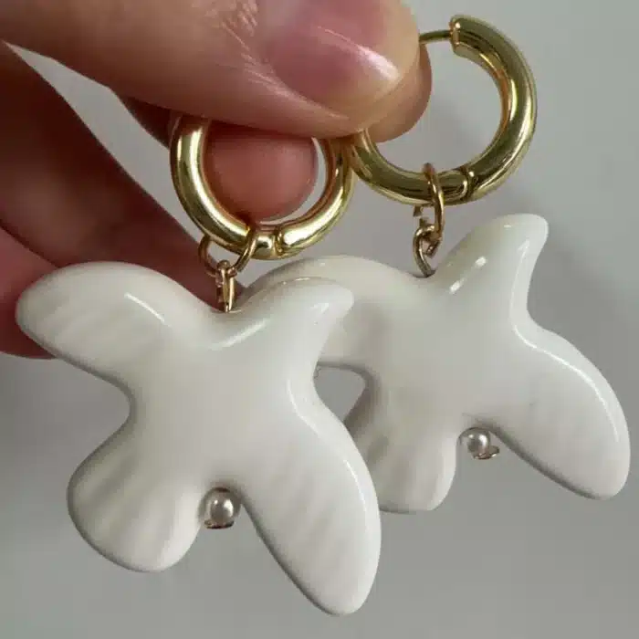 Boucles d'oreilles rondes géométriques en métal pour femmes, cerceau de colombe de paix blanche, Style européen et américain, bijoux de personnalité, cadeau 1