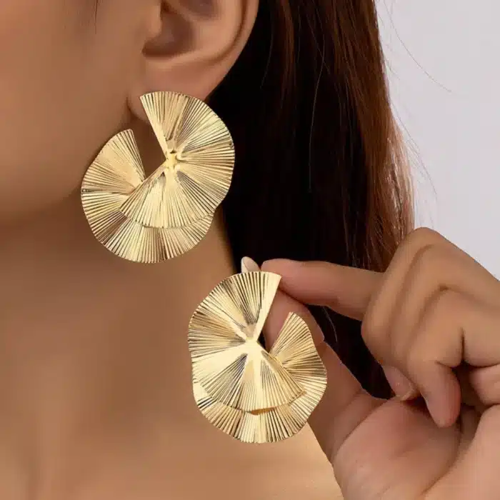 Boucles d'oreilles en forme de feuille massif pour femmes et filles, Design déformé doré, accessoires de bijoux Sexy en métal, à la mode, pour fête et vacances 1