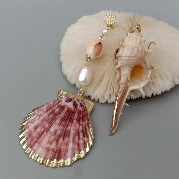 YYGEM boucles d'oreilles asymétriques en spirale naturelle, conque de mer, perle de riz blanche 3