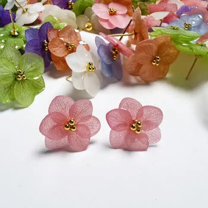 Boucles d'oreilles multicolores à fleurs d'hortensias naturelles, fabrication artisanale en résine époxy, boucles d'oreilles à fleurs pressées, mignonnes, vente en gros 1