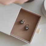 boucle_oreille_perle_grise_2_cleanup